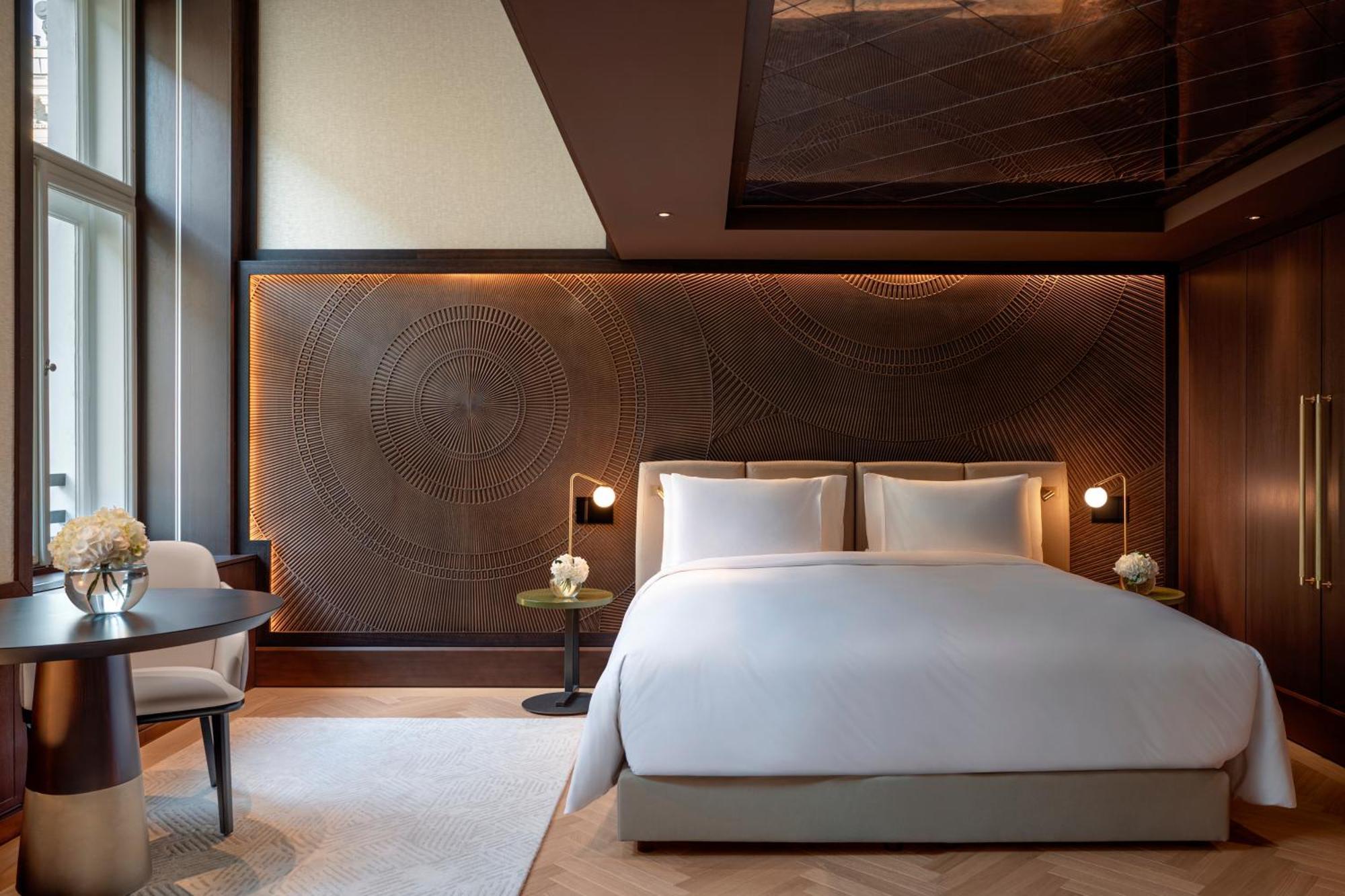 Hotel Almanac Palais Vienna Esterno foto A bedroom at The London Edition