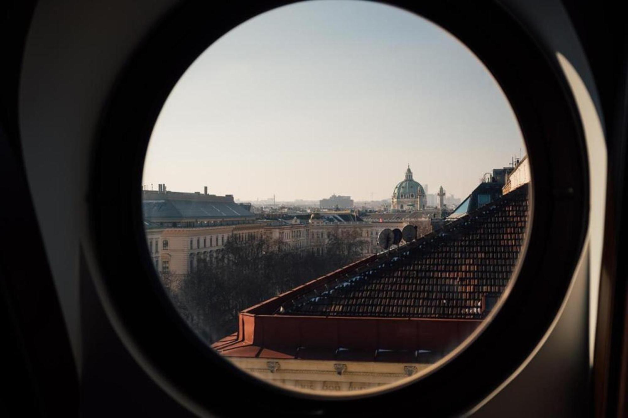 Hotel Almanac Palais Vienna Esterno foto View through a circular window